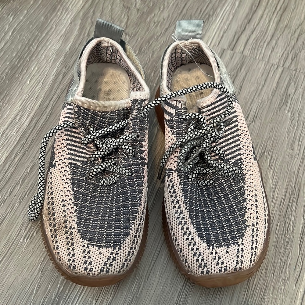 Sneakers size 29 (US 12)